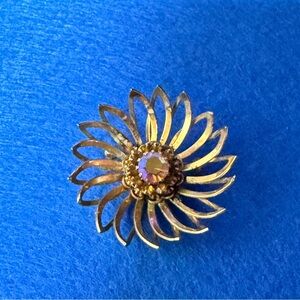 128 - Sarah Coventry - Elegant Gold Flower Brooch